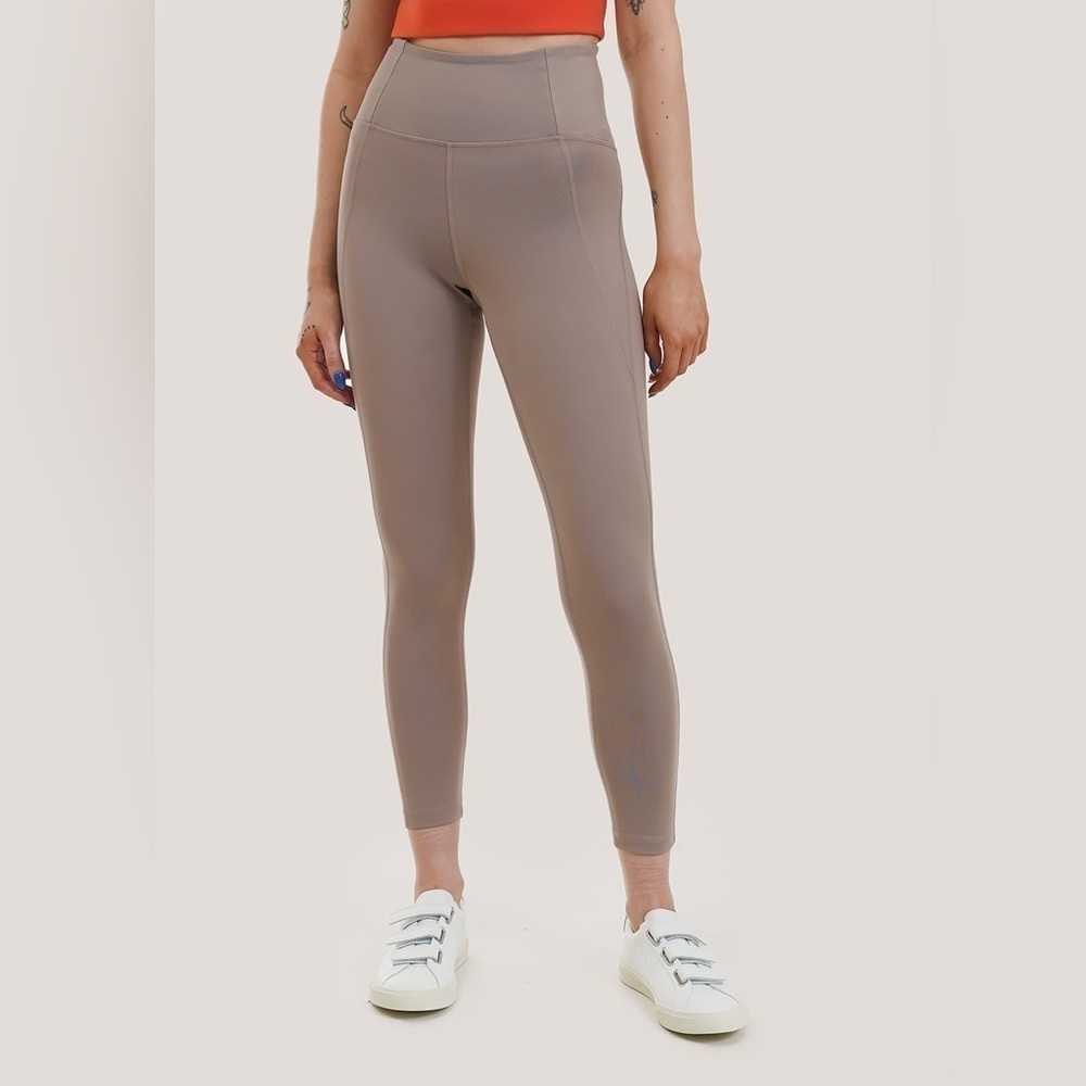 Limestone Compressive High-Rise Legging
Girlfriend Collective size XS Grey